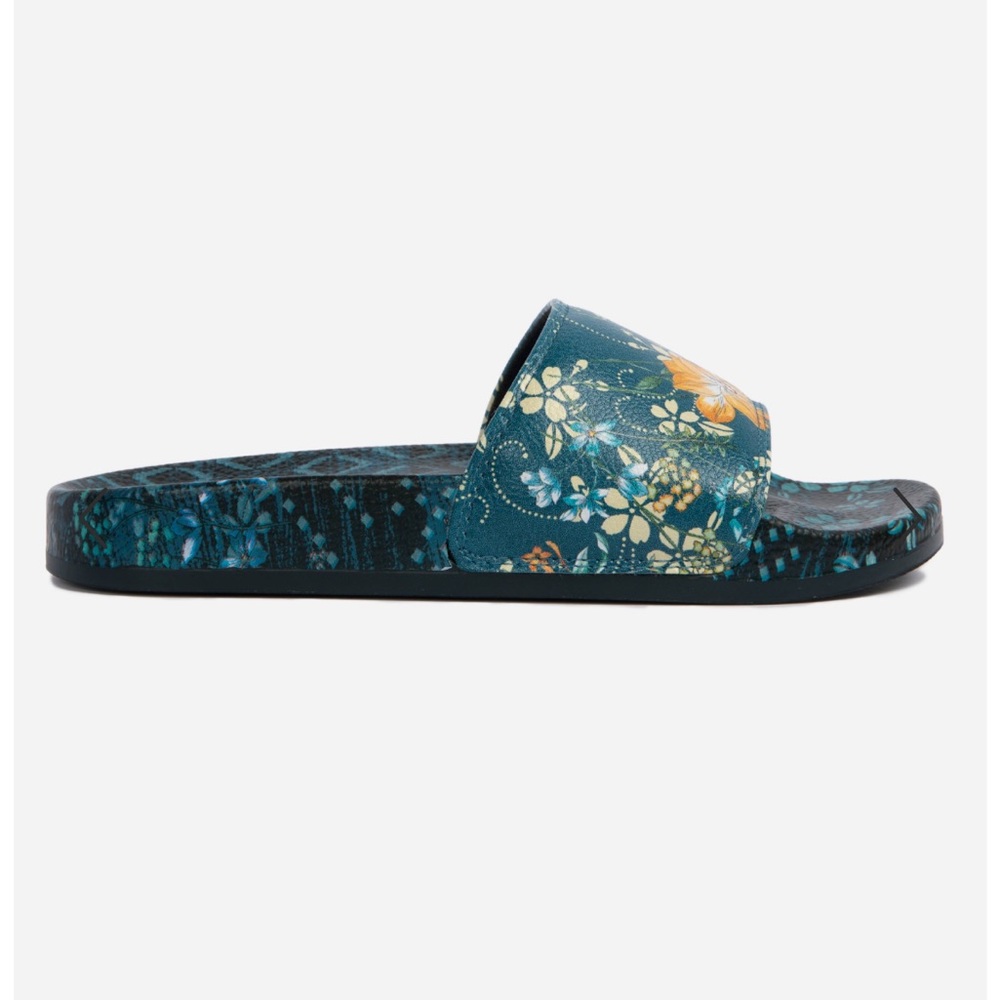 Johnny Was poolside slides